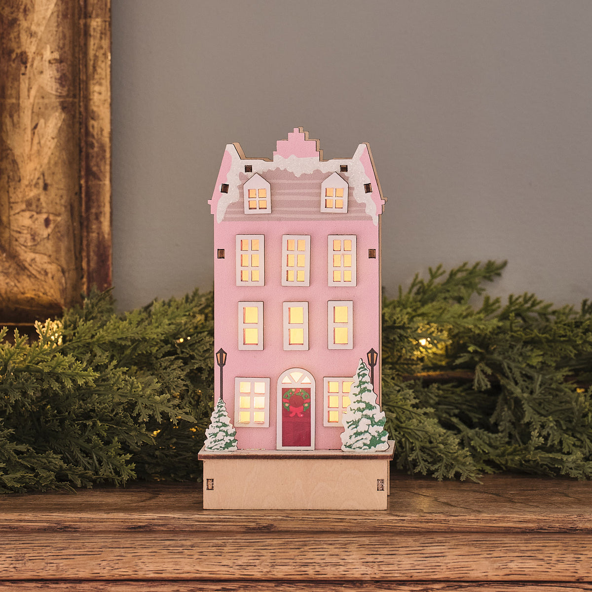 Beleuchtetes LED-Holzhaus in Rosa mit Timer