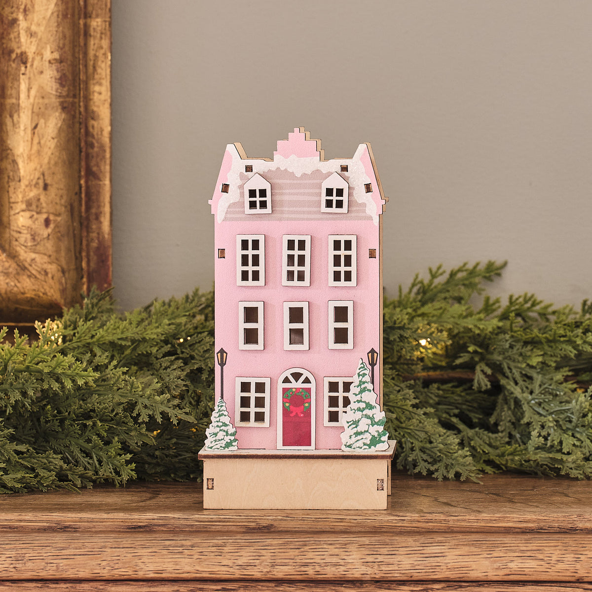 Beleuchtetes LED-Holzhaus in Rosa mit Timer