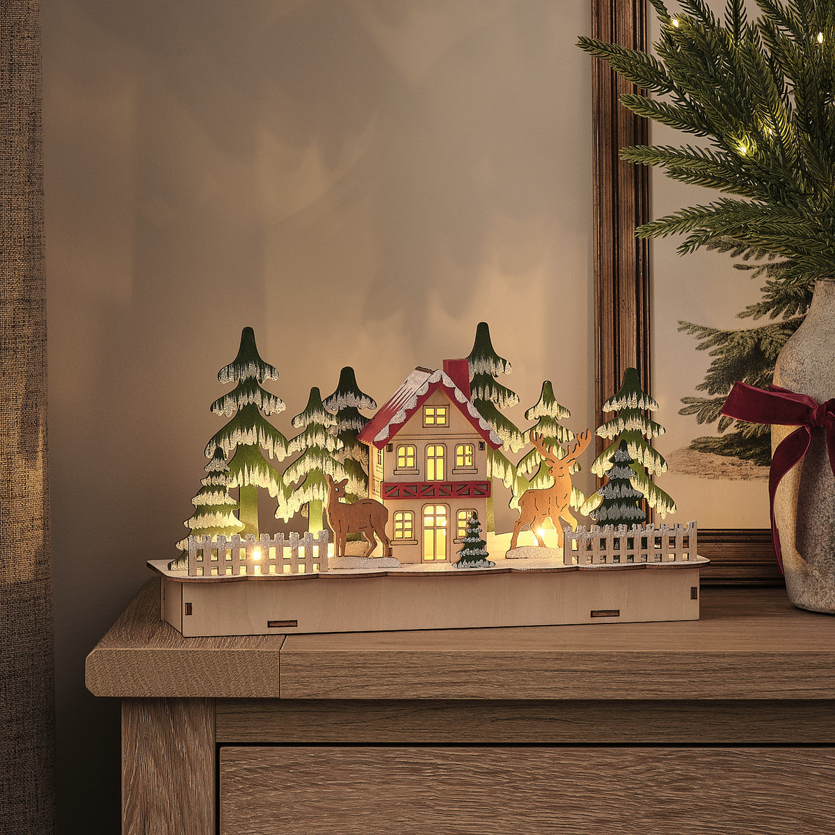 LED-Holzhaus Winterlandschaft mit Rentieren in Warmweiß
