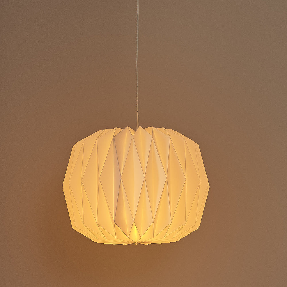 Weiße LED-Papierlaterne mit rautenförmiger Struktur leuchtet warmweiß an grauer Wand