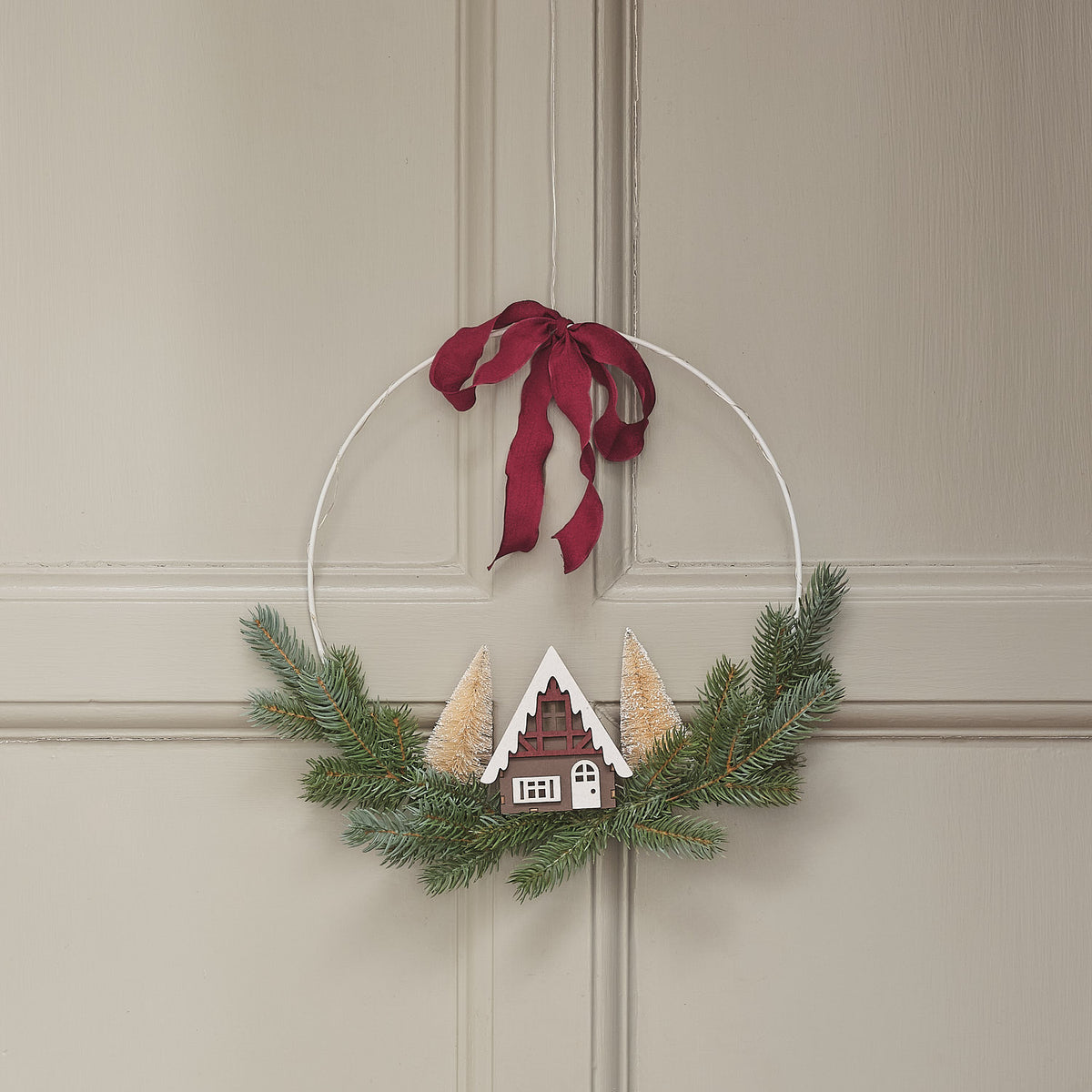 30cm LED-Weihnachtskranz mit Häuserszene und bordeauxroter Schleife
