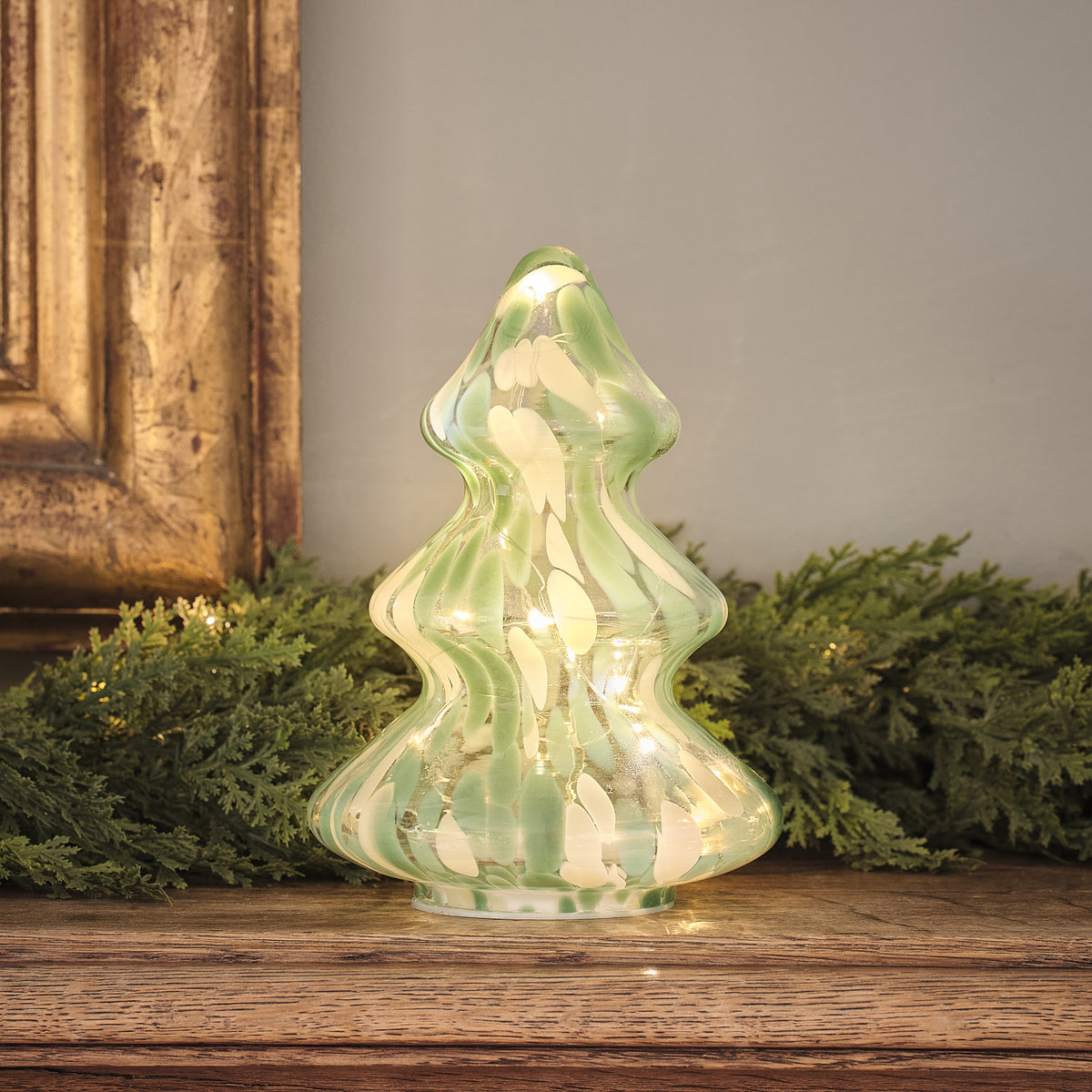 Grüner LED-Deko-Weihnachtsbaum aus Konfettiglas