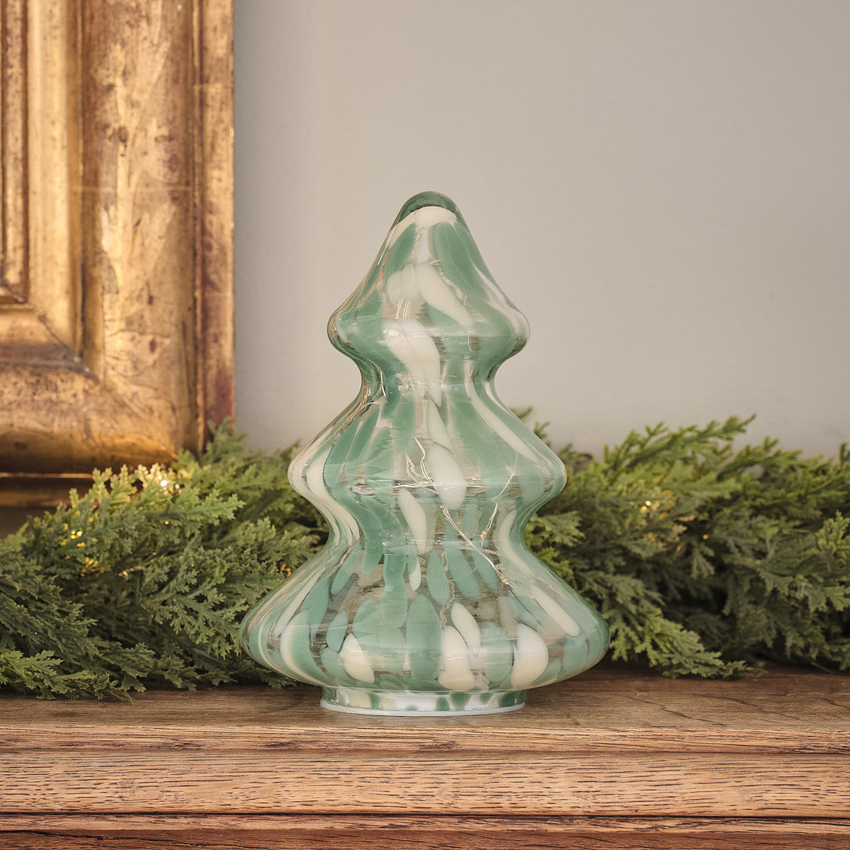Grüner LED-Deko-Weihnachtsbaum aus Konfettiglas
