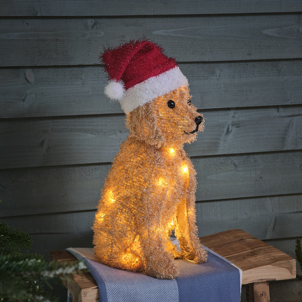 Seitliche Ansicht der leuchtenden Labradoodle LED-Weihnachtsfigur mit Weihnachtsmütze