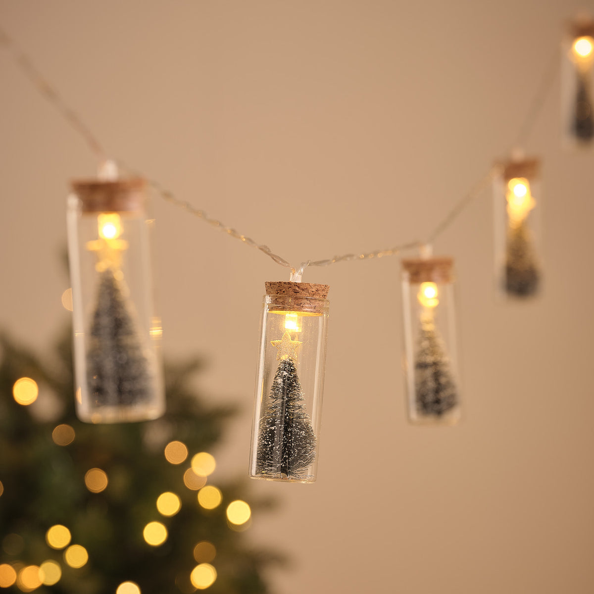 10er LED-Lichterkette mit Glasflaschen & Tannenbäumen