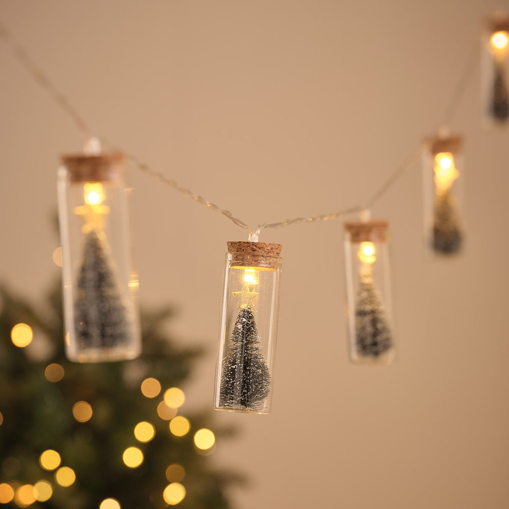 10er LED-Lichterkette mit Glasflaschen und Tannenbäumen warmweiß