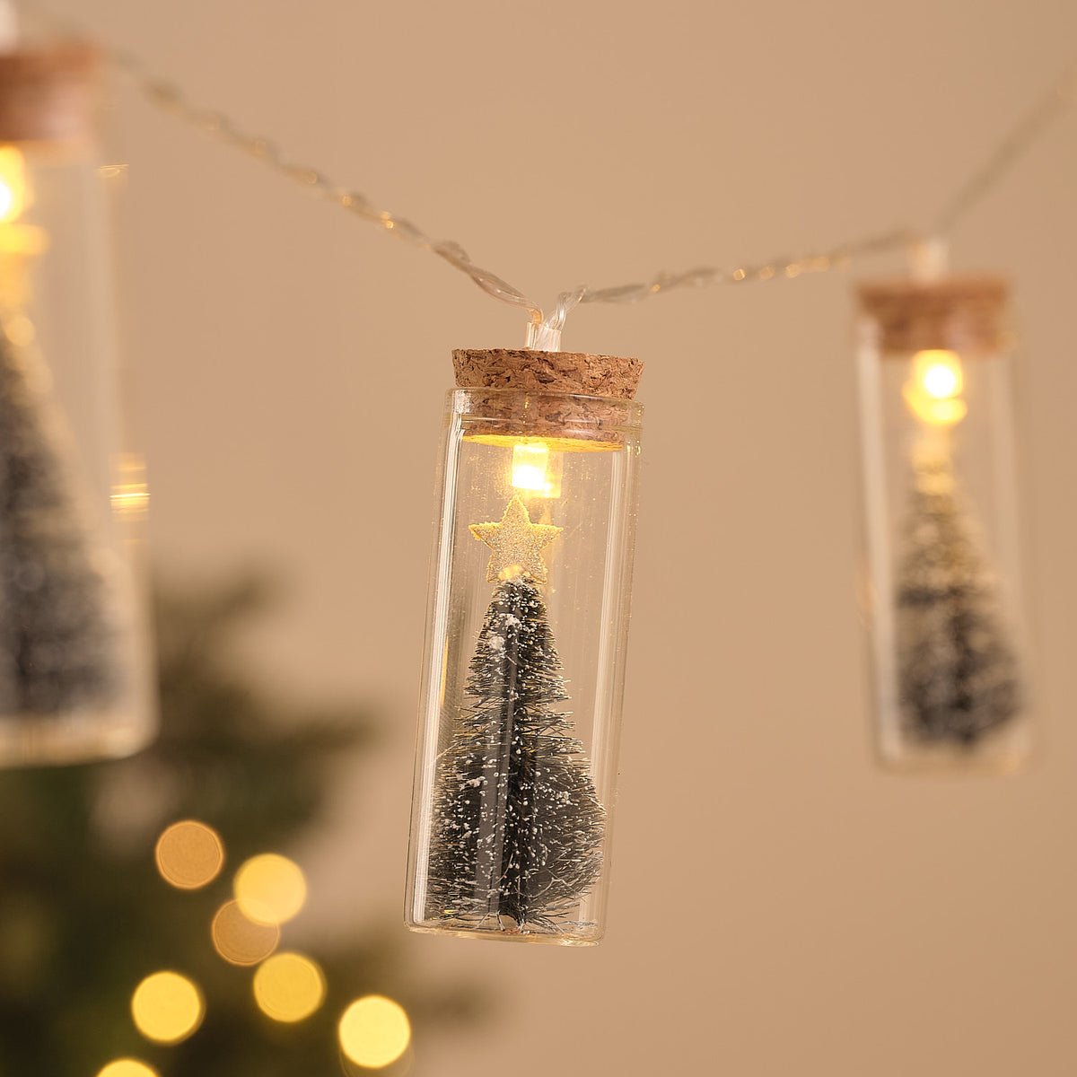 10er LED-Lichterkette mit Glasflaschen und Tannenbäumen warmweiß