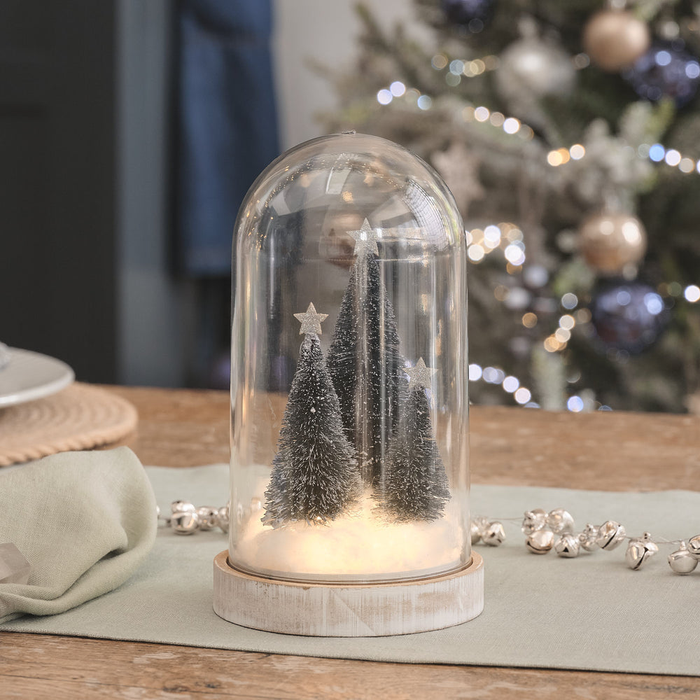 LED-Glasglocke mit verschneiten Weihnachtsbäumen und 20 warmweißen Mikro-LEDs