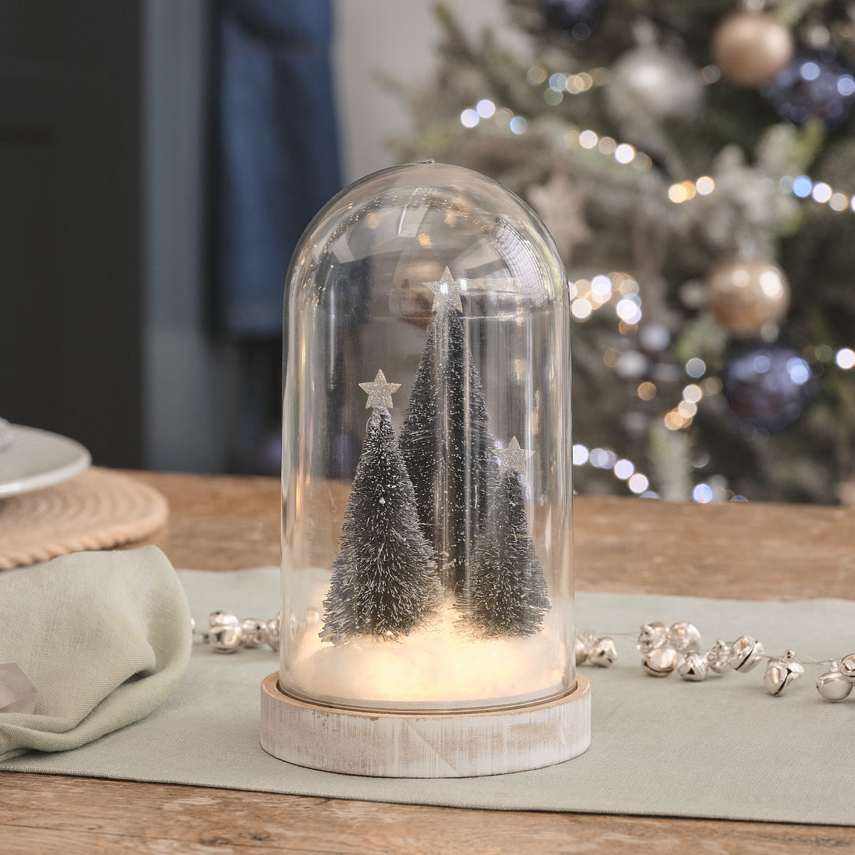 LED-Glasglocke mit verschneiten Weihnachtsbäumen und 20 warmweißen Mikro-LEDs