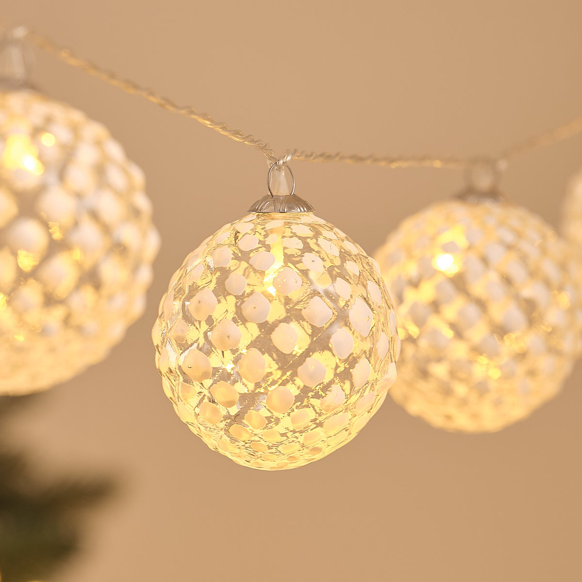 LED-Schneeball-Lichterkette mit 10 gefrosteten Glaskugeln für außen