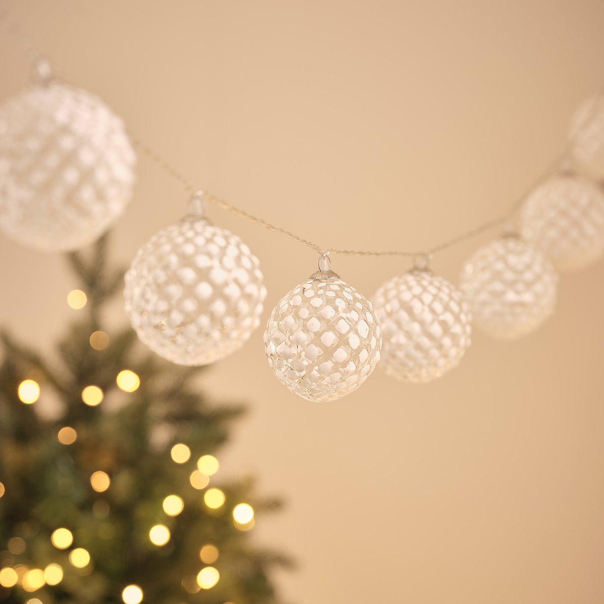 LED-Schneeball-Lichterkette mit 10 gefrosteten Glaskugeln für außen
