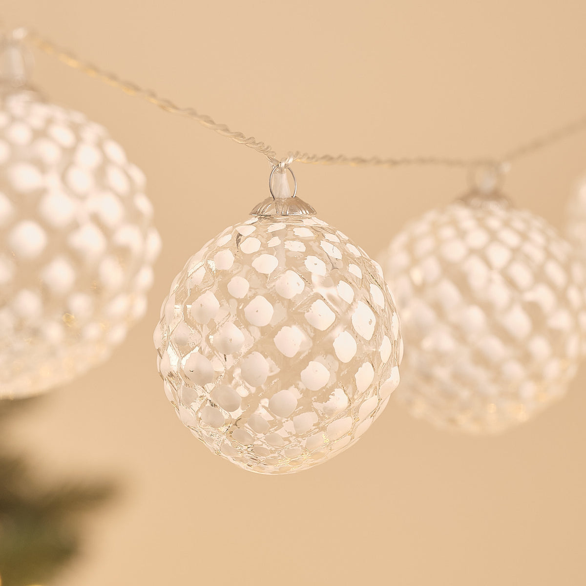 LED-Schneeball-Lichterkette mit 10 gefrosteten Glaskugeln für außen