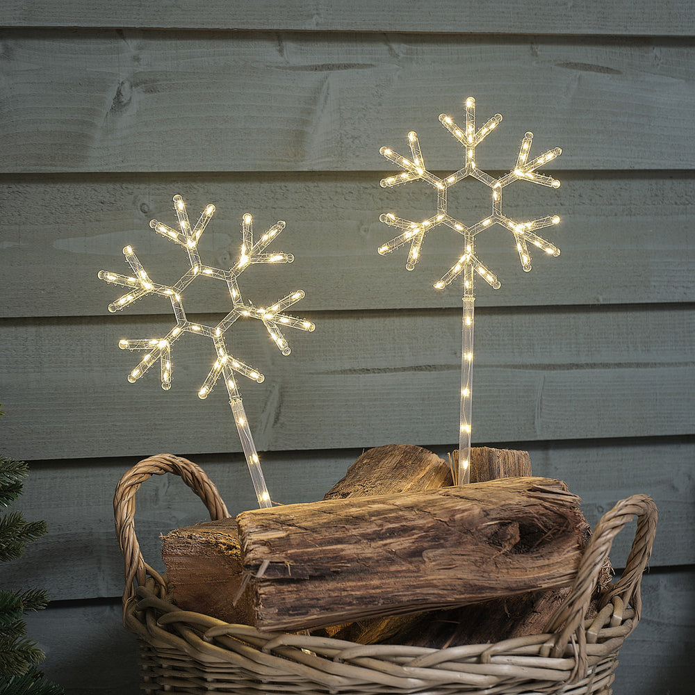 2er-Set LED-Gartenstecker Schneeflocke aus Acryl mit 124 warmweißen Mikro-LEDs beleuchtet