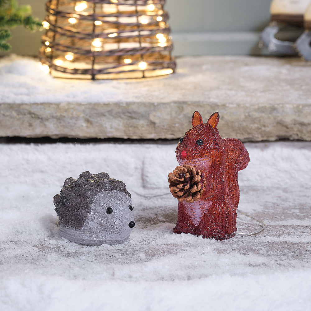 LED-Acrylfiguren Eichhörnchen mit Zapfen und Igel ohne Beleuchtung im Schnee