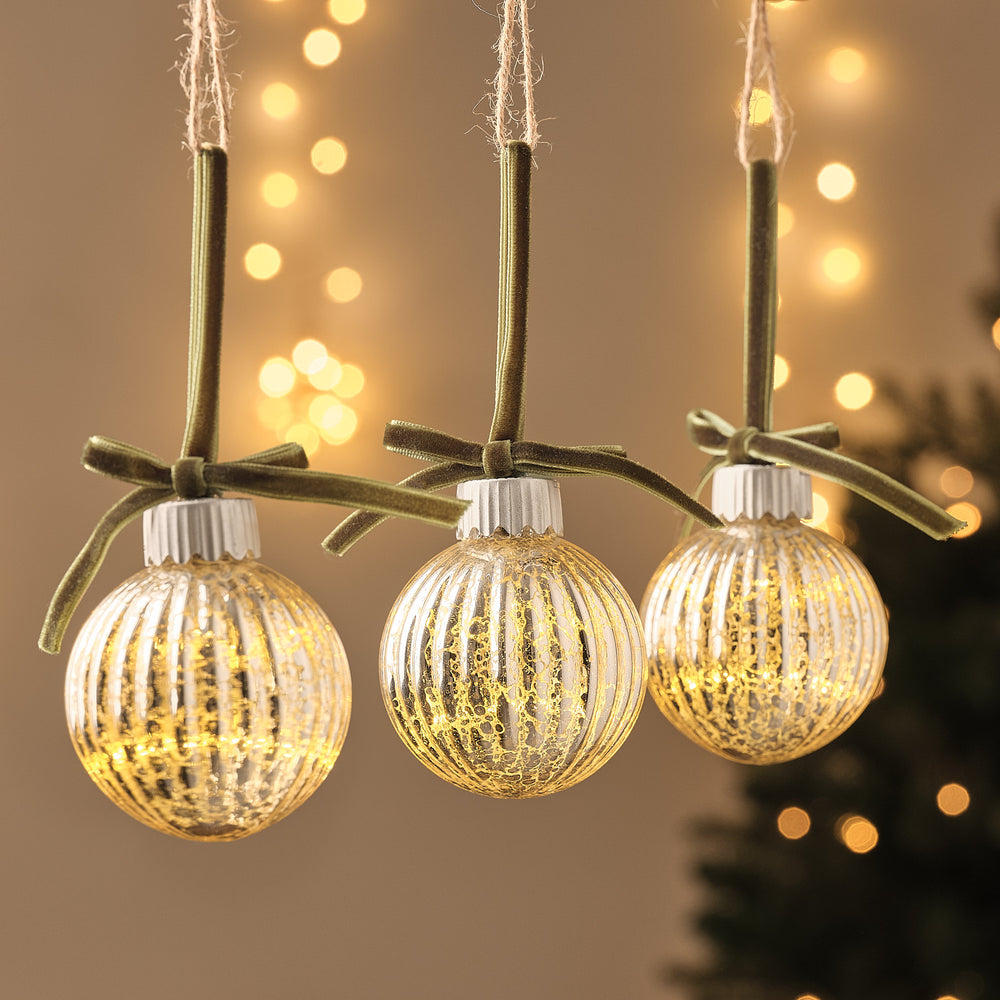 3er-Set LED-Weihnachtskugeln aus Glas mit grüner Schleife