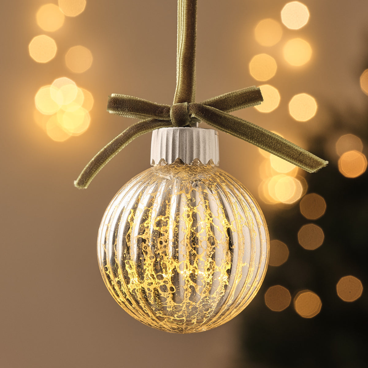 3er-Set LED-Weihnachtskugeln aus Glas mit grüner Schleife
