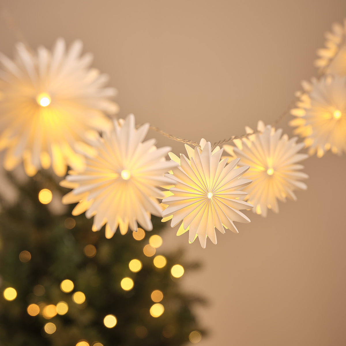 10er LED-Lichterkette mit Papier-Schneeflocken in Warmweiß