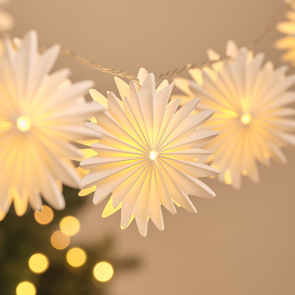 10er LED-Lichterkette mit Papier-Schneeflocken in Warmweiß