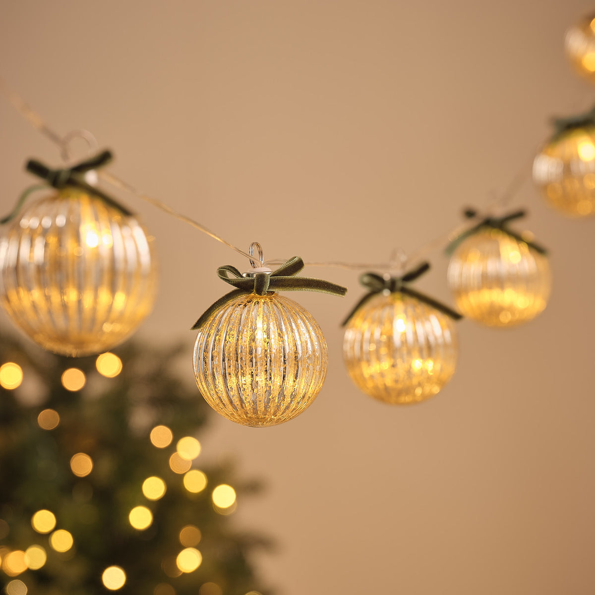 10er LED-Lichterkette mit Glaskugeln und grünen Schleifen in Antik-Look