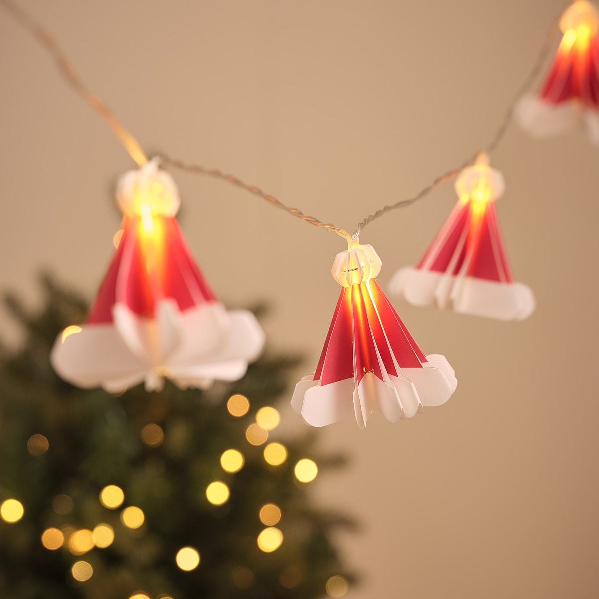 Warmweiße LED-Lichterkette mit 10 Weihnachtsmützen aus Papier