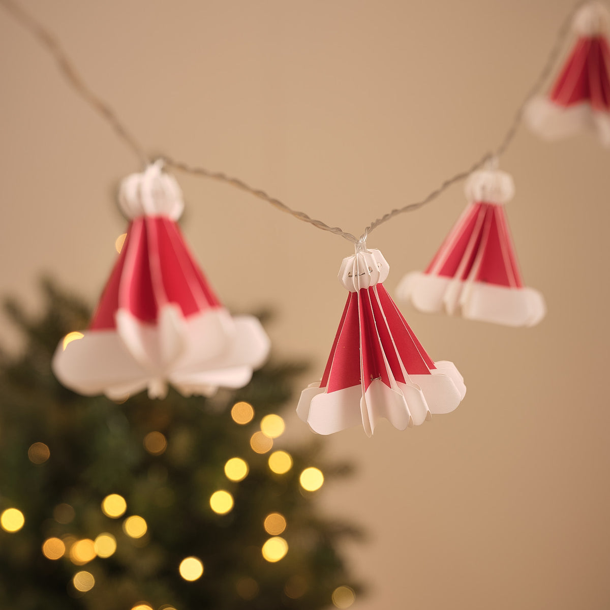Warmweiße LED-Lichterkette mit 10 Weihnachtsmützen aus Papier