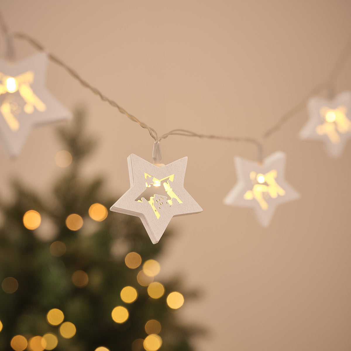 10er LED-Lichterkette mit weißen Holzsternen und Weihnachtsmotiv beleuchtet