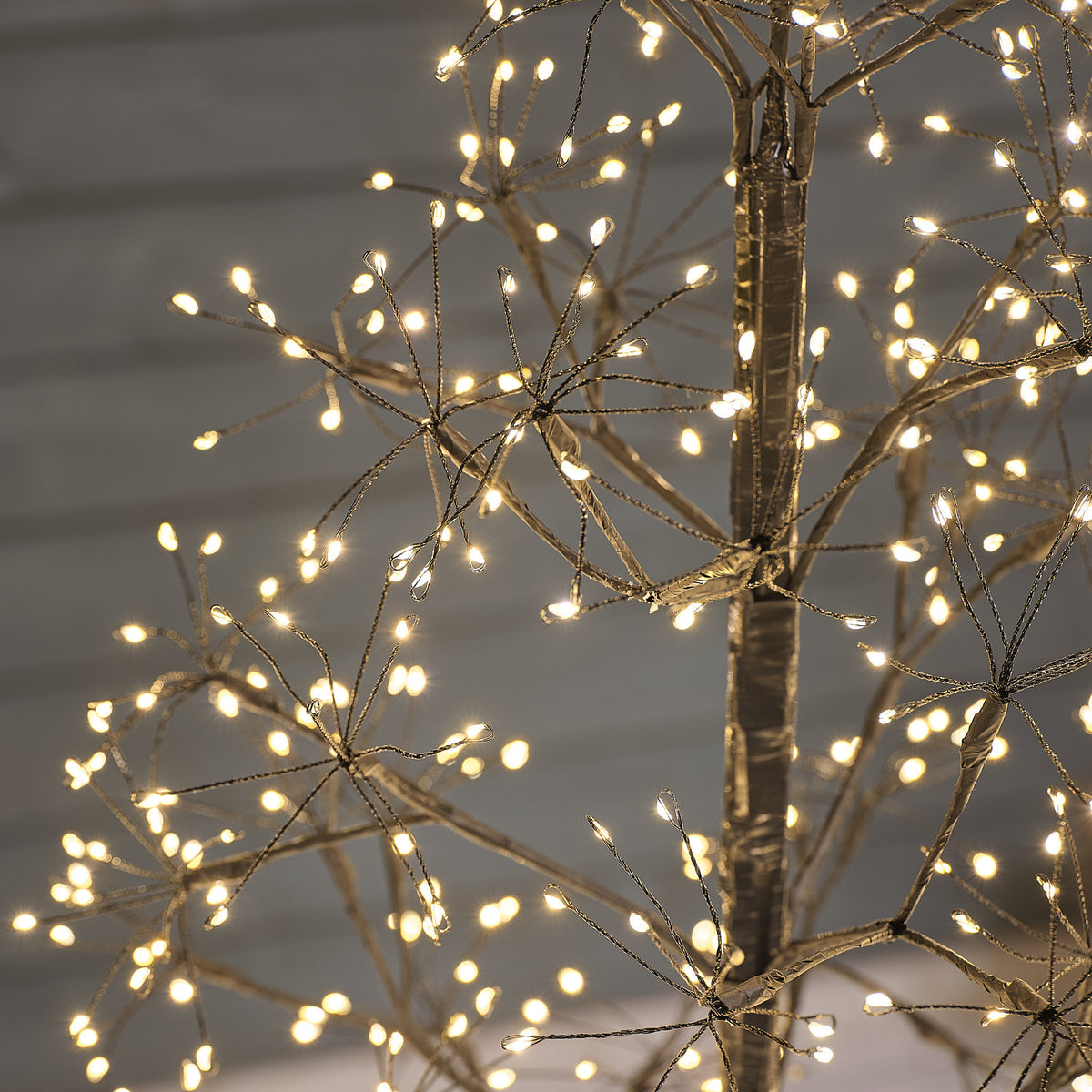 1,5 m LED-Lichterbaum in Schwarz mit 990 warmweißen Mikro-LEDs close up