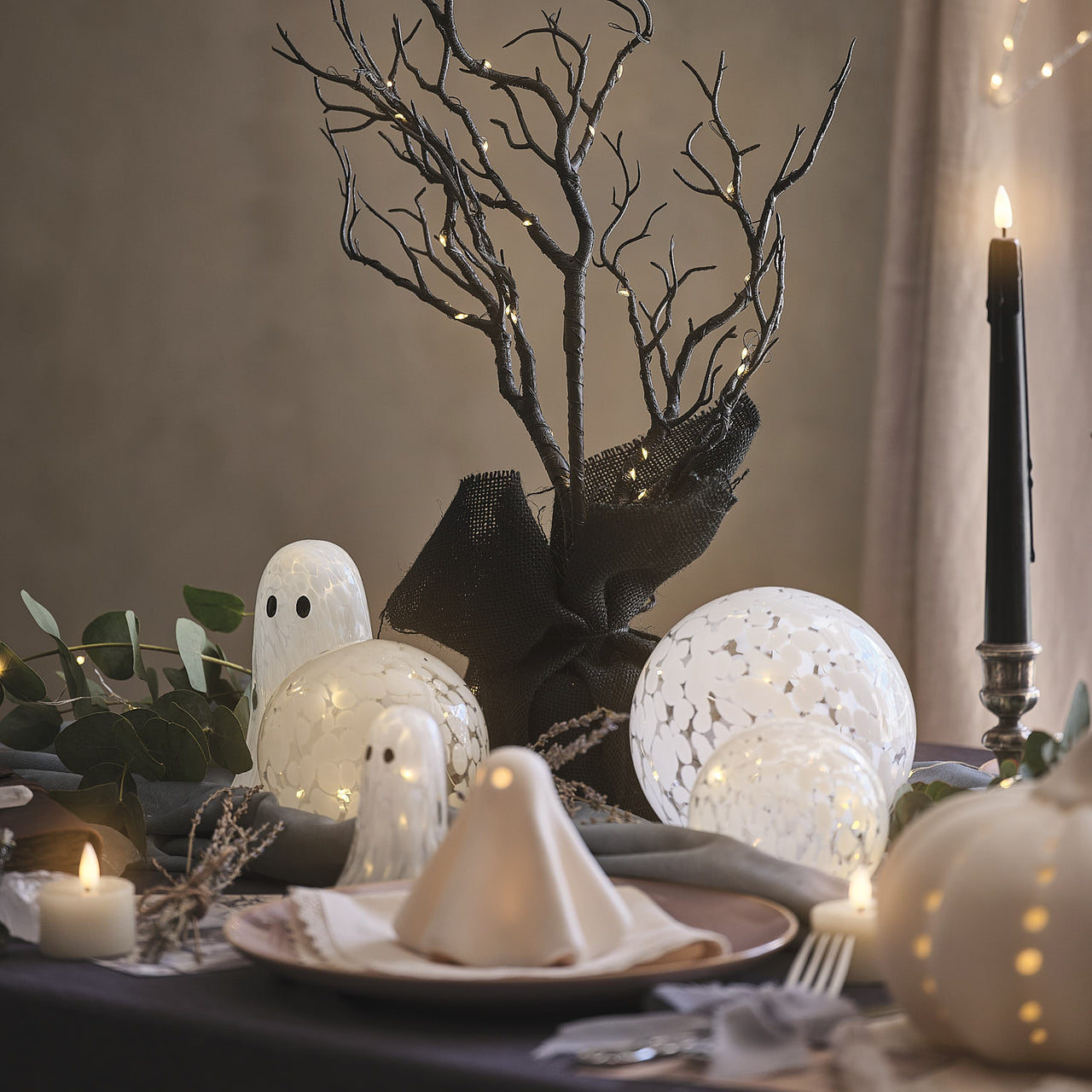 Kleiner Gertie LED-Halloween-Geist aus Konfetti-Glas mit Timer auf Halloweentisch