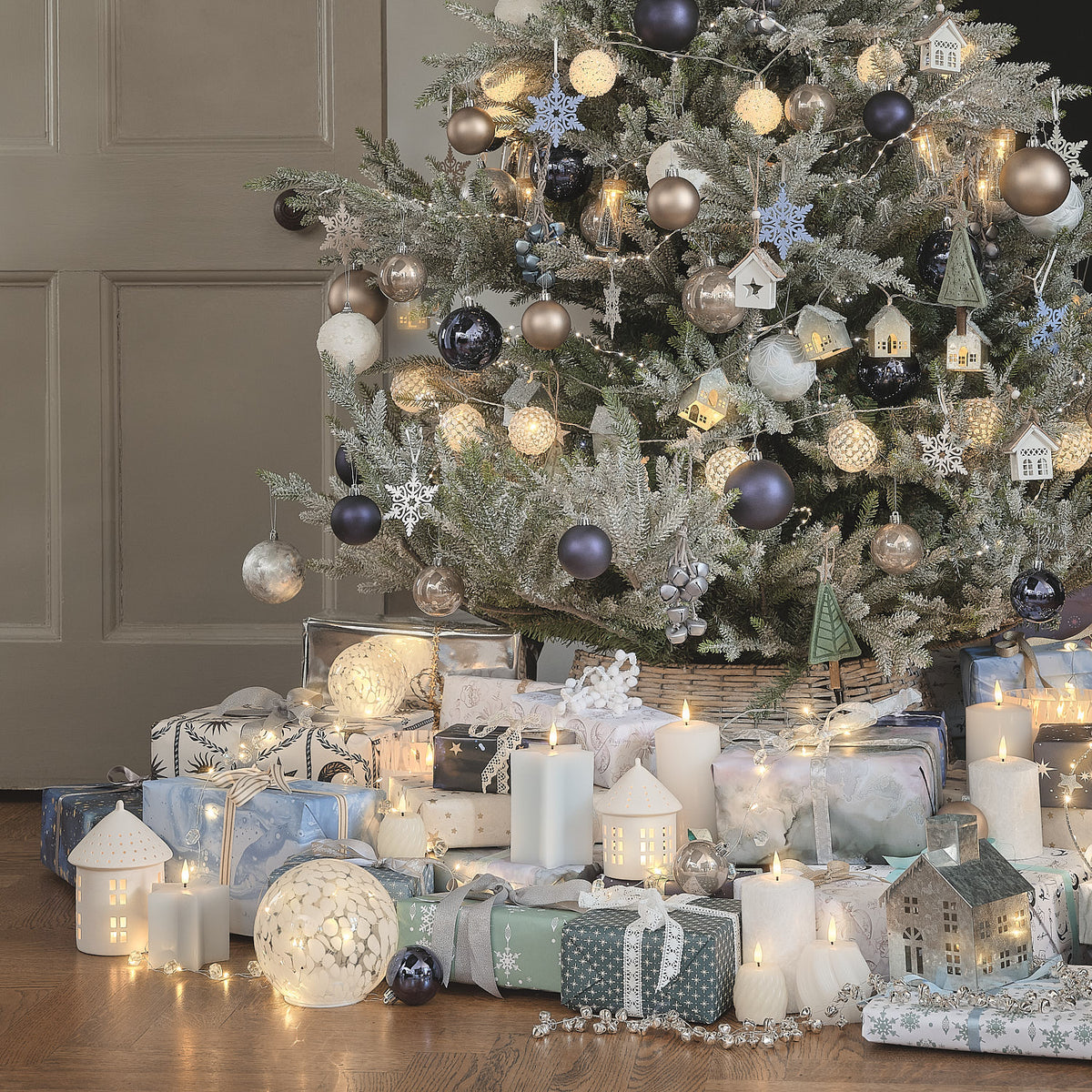 Großes weißes LED-Haus aus Porzellan mit Timer dekoriert unter dem Weihnachtsbaum