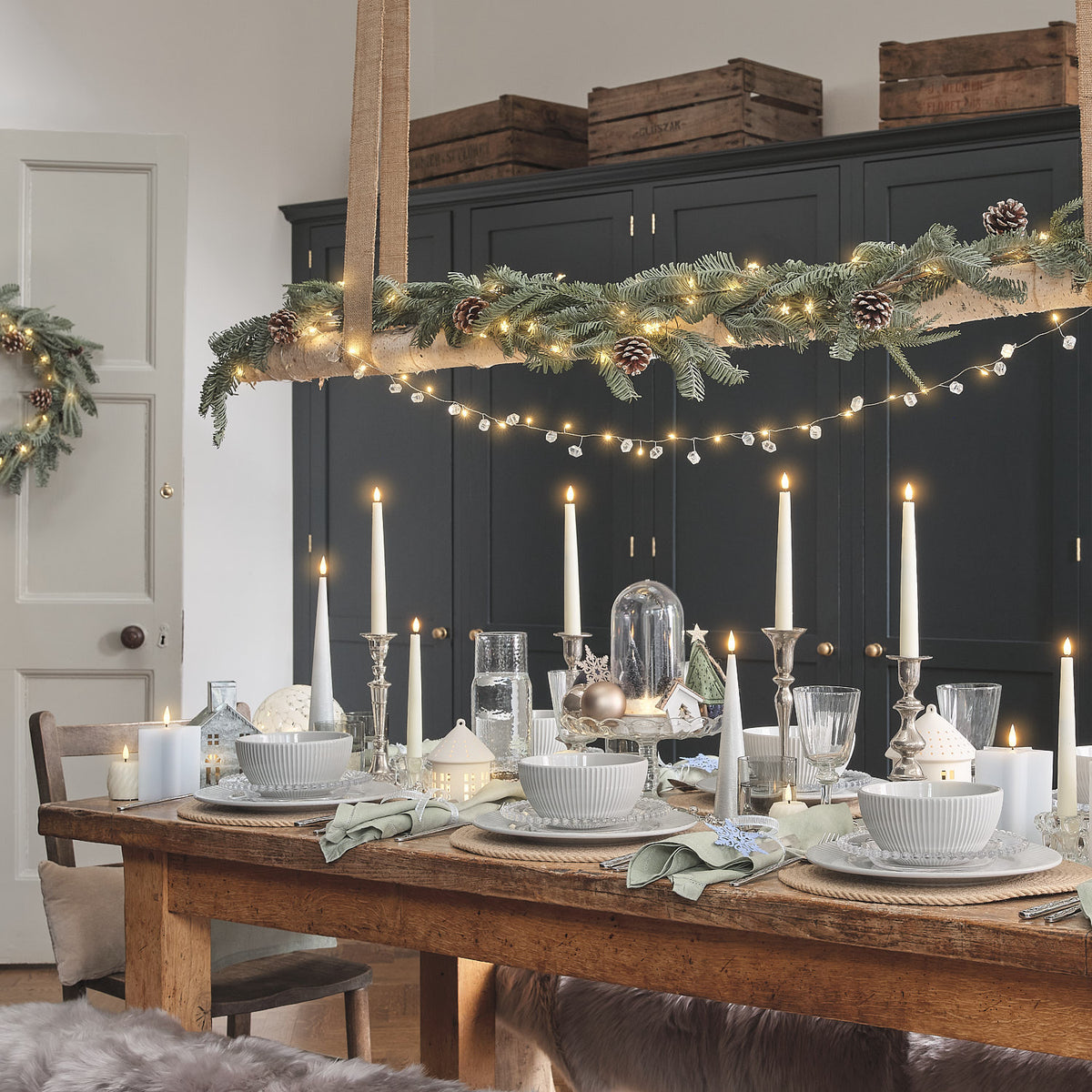 1,5 m LED-Weihnachtsgirlande Once Upon a Star mit 40 warmweißen LEDs und Timer über der Tafel auf einem hängenden Ast dekoriert