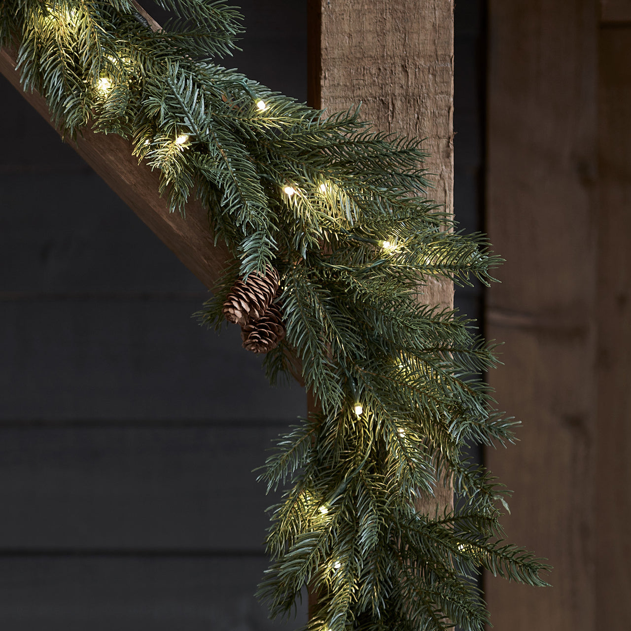 1m LED Weihnachtsgirlande außen mit Tannenzapfen