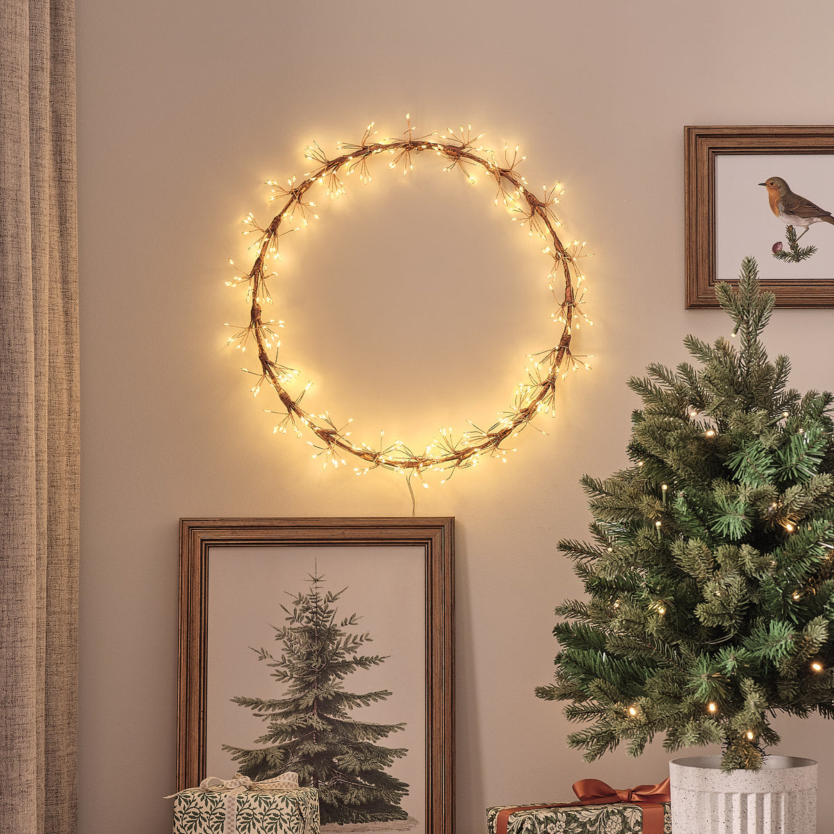 35 cm LED-Starburst-Kranz außen in Gold mit 352 warmweißen Mikro-LEDs