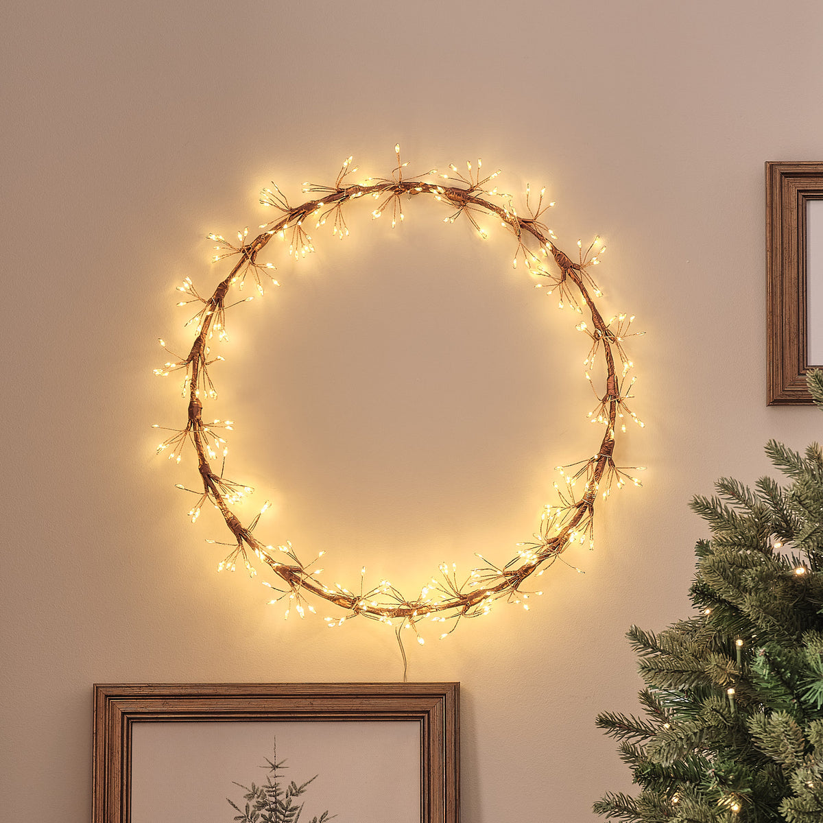 35 cm LED-Starburst-Kranz außen in Gold mit 352 warmweißen Mikro-LEDs