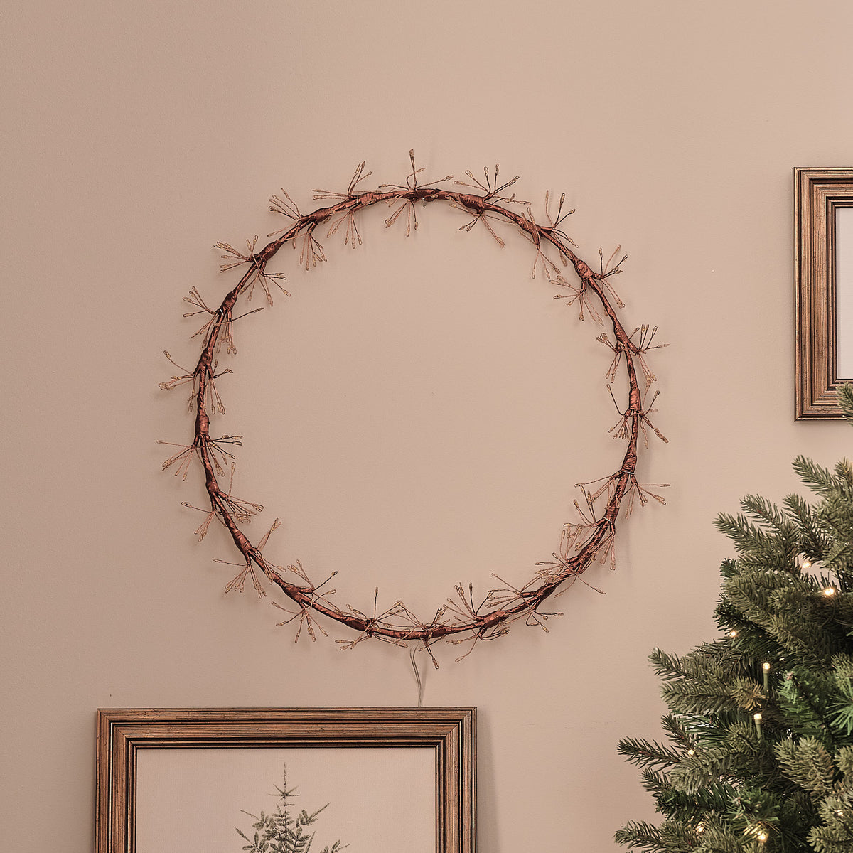 35 cm LED-Starburst-Kranz außen in Gold mit 352 warmweißen Mikro-LEDs