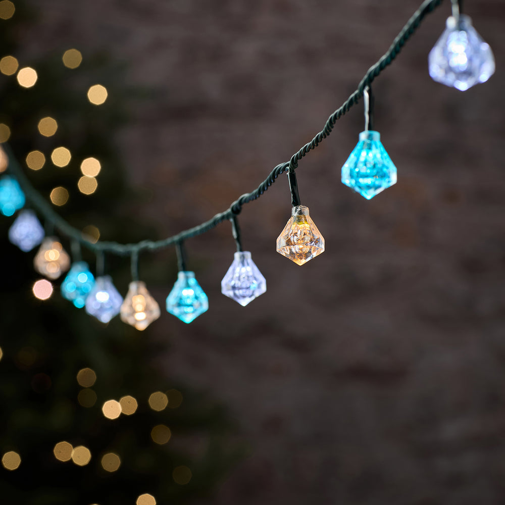 Pastellfarbene LED-Lichterkette mit facettierten Diamant-Kappen in Blau, Violett und Gelb