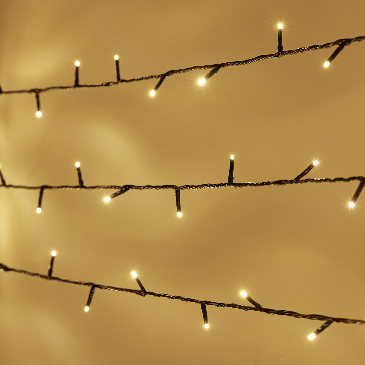 Warmweiße LED-Lichterkette mit Funkeleffekt und 100 LEDs am grünen Kabel für den Außenbereich