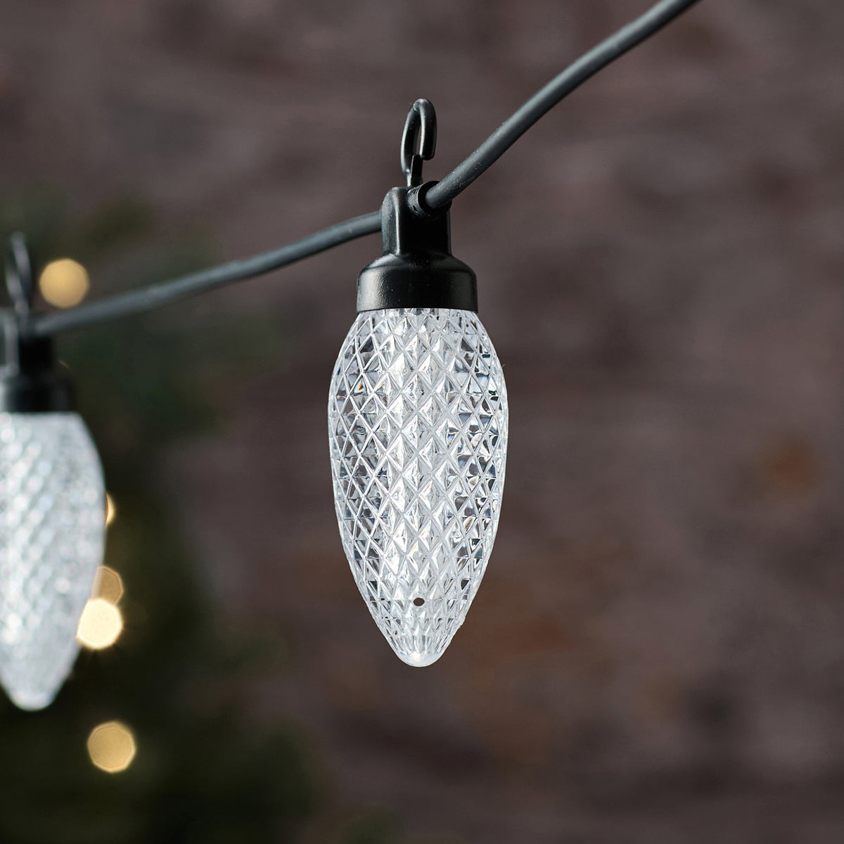 Warmweiße LED-Lichterkette mit 10 Tannenzapfen für den Außenbereich close up unbeleuchtet
