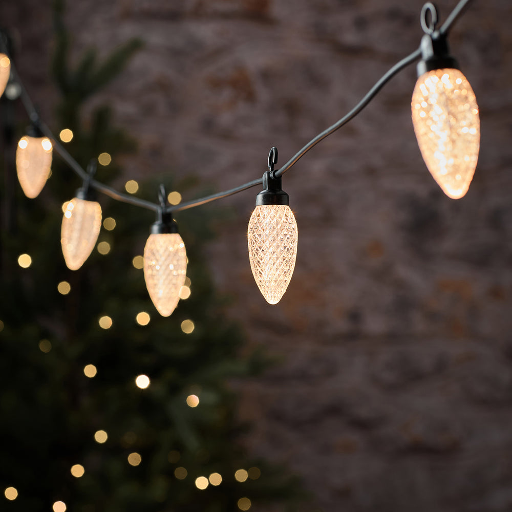 Warmweiße LED-Lichterkette mit 10 Tannenzapfen für den Außenbereich