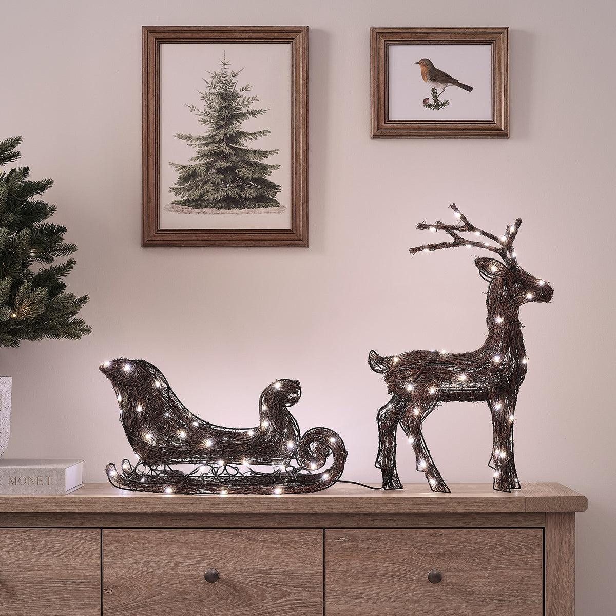 Helmsley 50 cm Bicolor LED-Rentier mit Schlitten aus Naturzweigen
