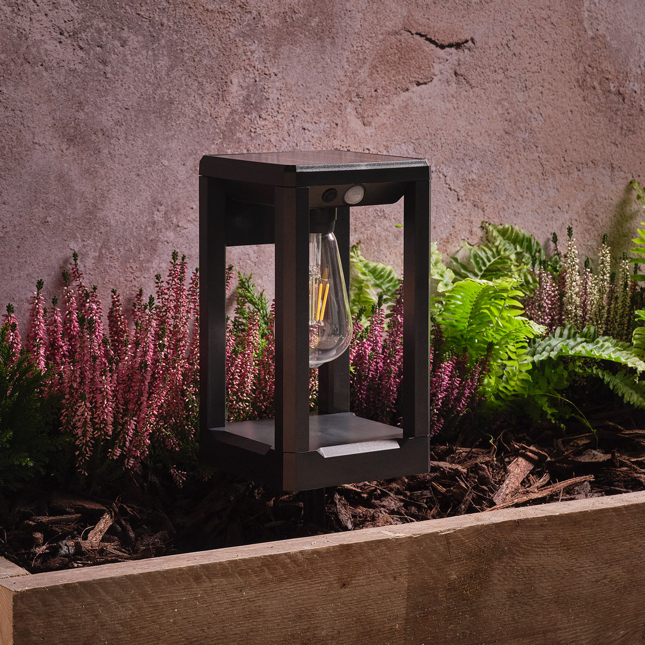 Warmeweiße Solar-Wandleuchte Ashford mit Bewegungssensor & Erdspieß in Beet