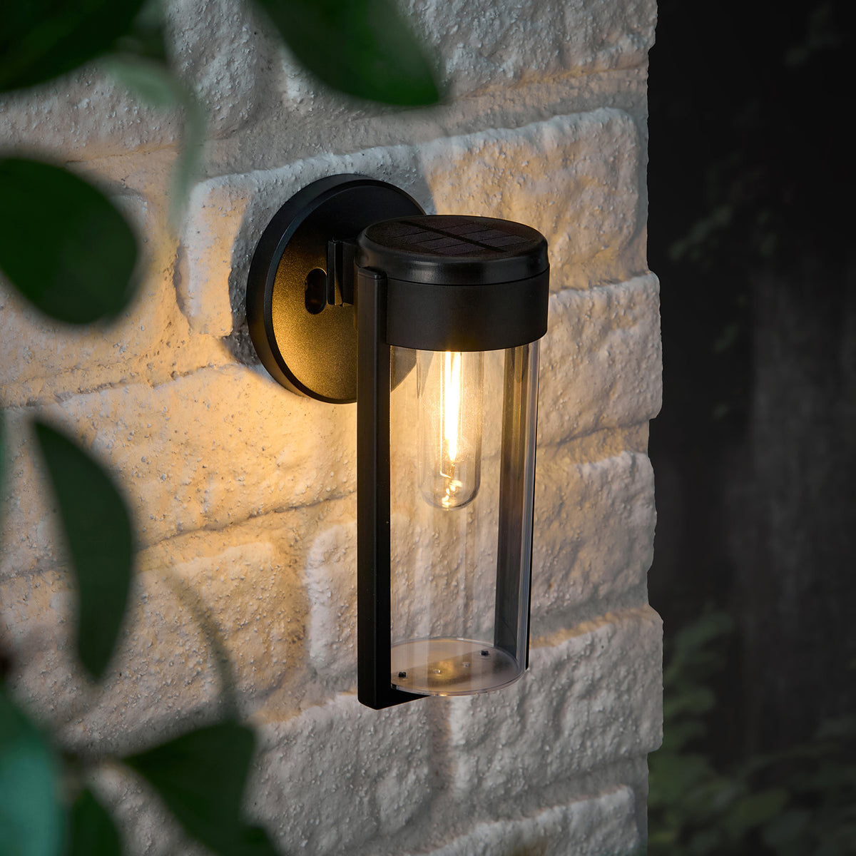 Wilton“ Solar-Wandleuchte schwarz mit warmweißer LED