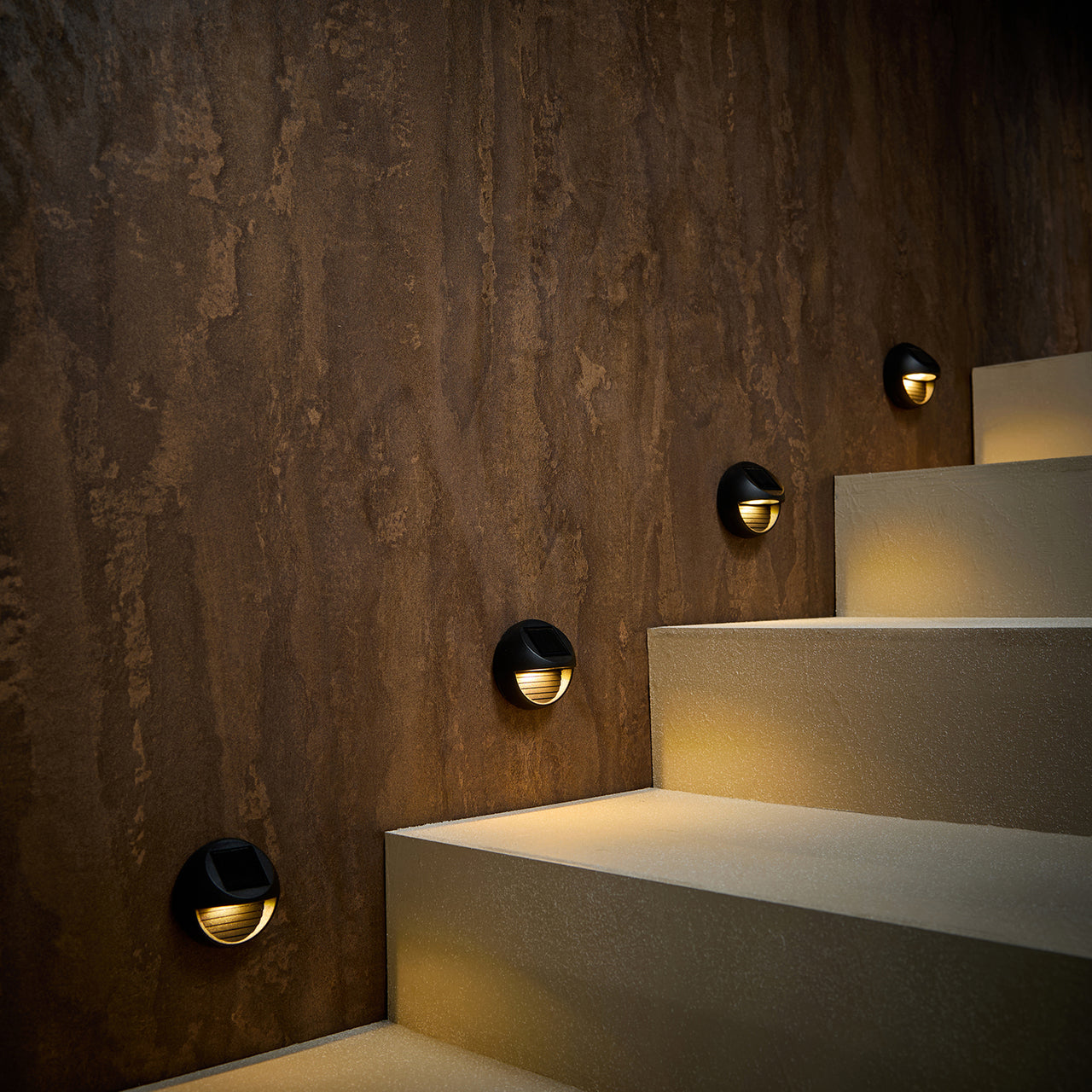 4er Set Warmweiße Mini Solarleuchten auf Treppe