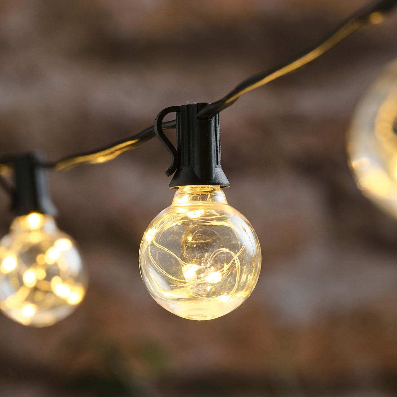 Solar-Lichterkette mit 10 transparenten warmweißen Mikro-LED-Lämpchen Nahaufnahme