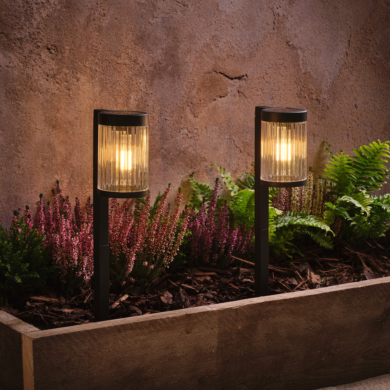 2er Set Holkham Solar‑Wegleuchten mit Erdspieß in Riffeloptik, Warmweiß/Schwarz