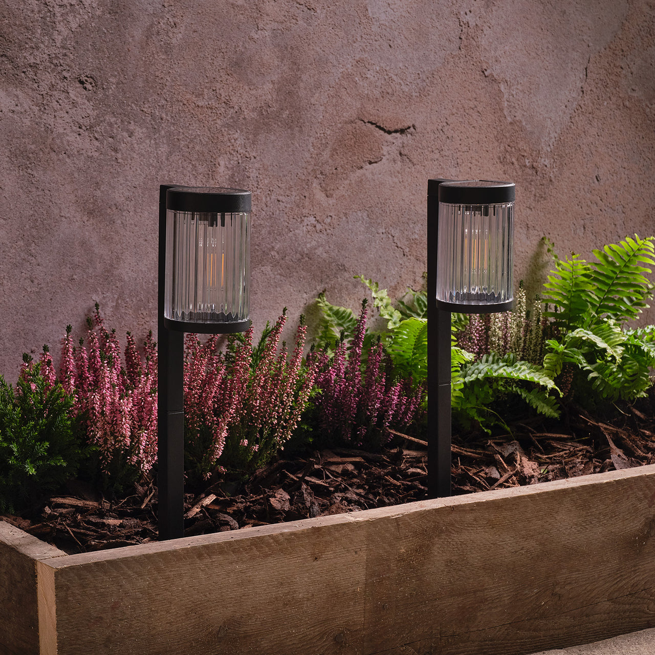 2er Set Holkham Solar‑Wegleuchten mit Erdspieß in Riffeloptik, Warmweiß/Schwarz