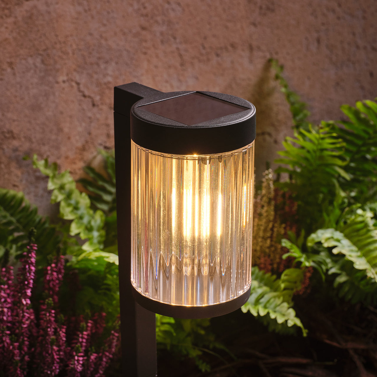 2er Set Holkham Solar‑Wegleuchten mit Erdspieß in Riffeloptik, Warmweiß/Schwarz