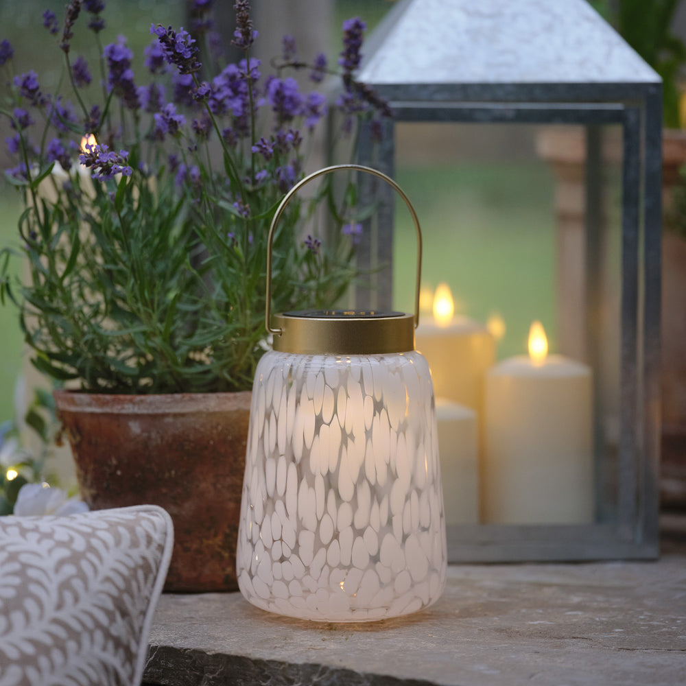 Solarlaterne aus Konfetti-Glas- weiß/goldfarben