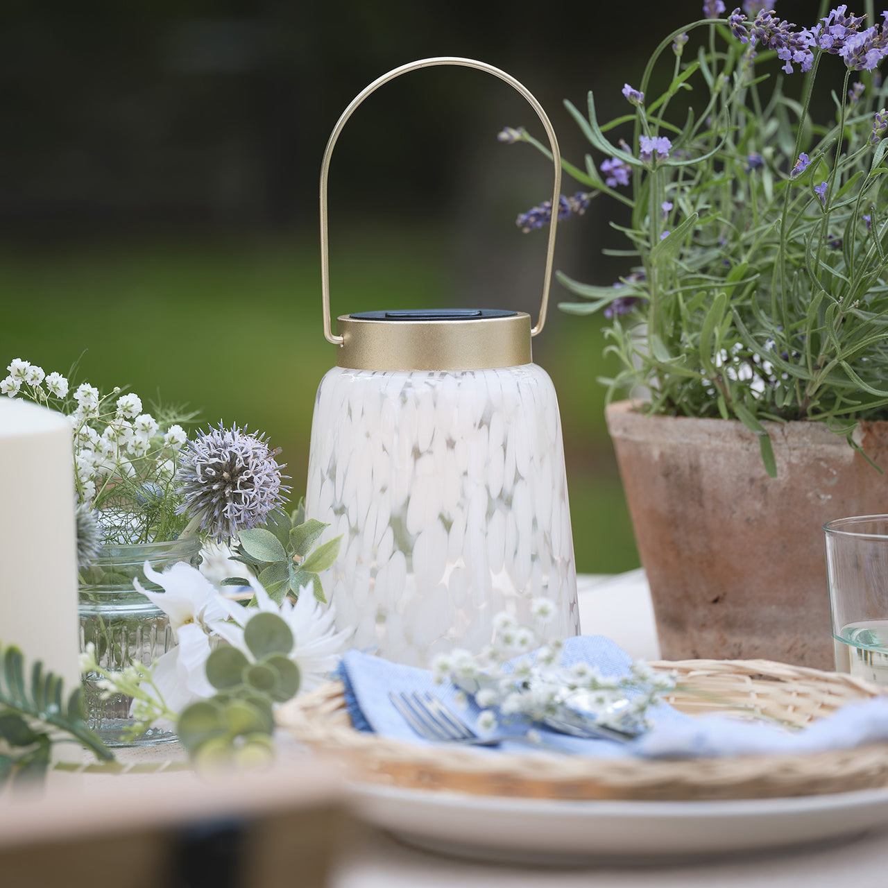 Solarlaterne aus Konfetti-Glas- weiß/goldfarben