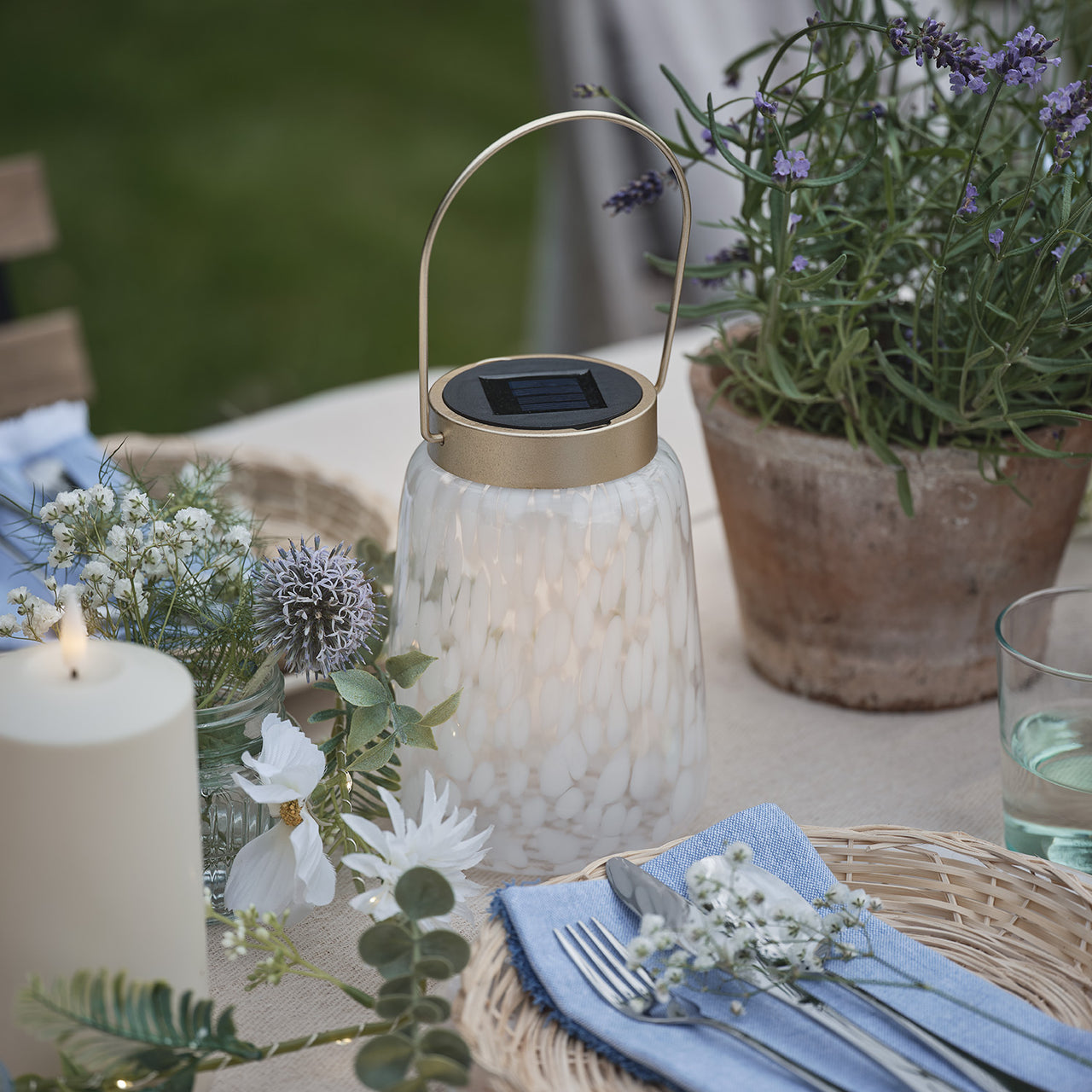 Solarlaterne aus Konfetti-Glas- weiß/goldfarben