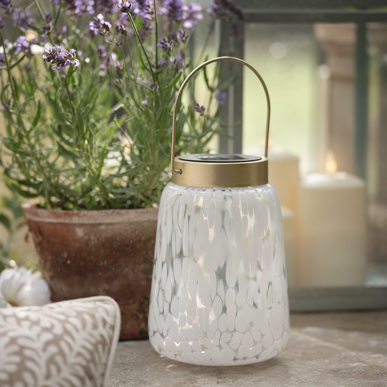 Solarlaterne aus Konfetti-Glas- weiß/goldfarben